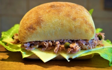 Sandwich cu ton