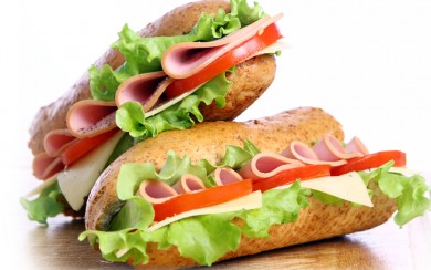 Sandwich cu sunca presata